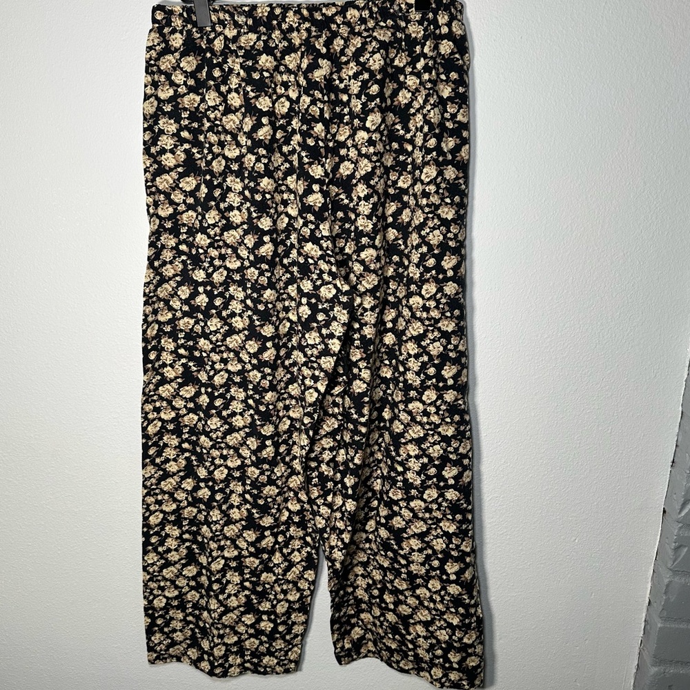 Floral Black and Cream Capris